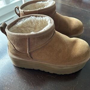 Women’s Platform Uggs, Size 7